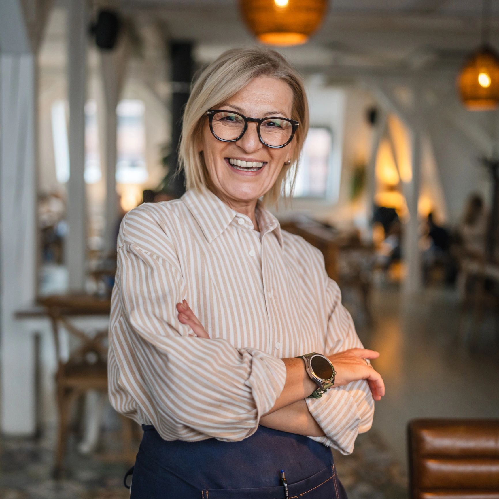 Portrait of a smiling woman with arms crossed